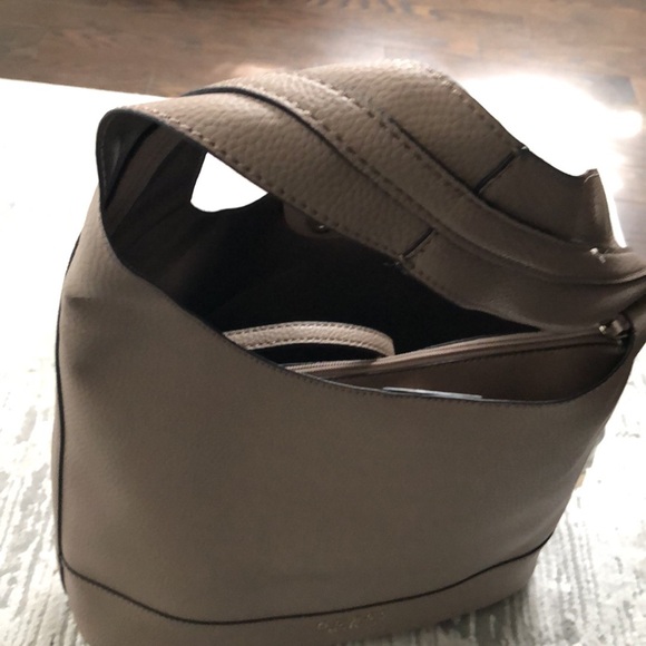 Guess ladies hang bag - Picture 2 of 2